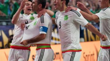 Rafa Márquez y compañeros festejan el segundo gol de México.