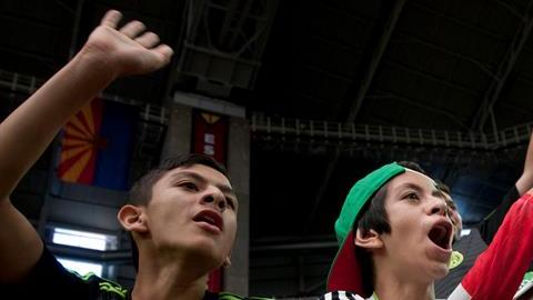 La afición mexicana obstinada no quiere dejar su divertimento.