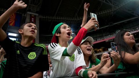 La afición mexicana obstinada no quiere dejar su divertimento.