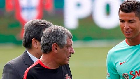 El primer ministro portugués, Antonio Costa con el técnico Fernando Santos y Cristiano Ronaldo. EFE/