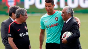 El primer ministro portugués, Antonio Costa con el técnico Fernando Santos y Cristiano Ronaldo. EFE/