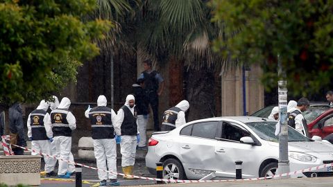 Policías inspeccionan el lugar donde se ha producido un atentado en Estambul. Al menos 11 personas han muerto y 36 han resultado heridas al estallar hoy un coche bomba.