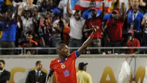 El festejo del haitiano James Marcelin. No todos los días se le anota a Brasil y menos en una Copa América.