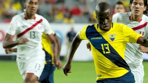 Enner Valencia conduce el balón en el juego contra Perú en Phoenix.