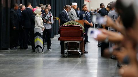 Vista del ataúd durante la ceremonia por el rito islámico por la muerte del legendario Muhammad Ali en el centro de exposiciones de Louisville, Kentucky.