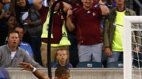 El momento del gol del venezolano Salomón Rondón ante Uruguay.