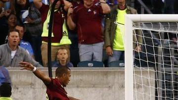 El momento del gol del venezolano Salomón Rondón ante Uruguay.