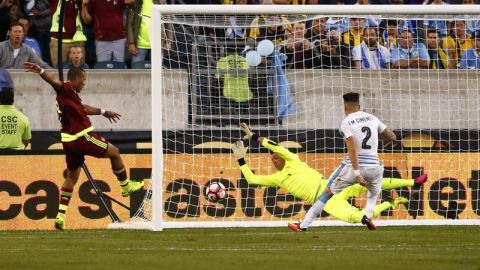 El momento del gol del venezolano Salomón Rondón ante Uruguay.