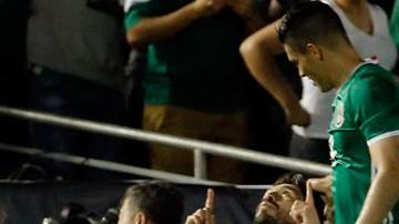 Oribe Peralta festeja el segundo gol de México.
