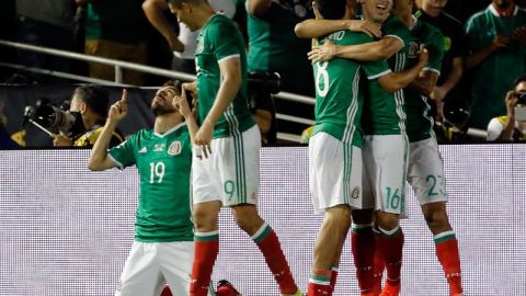 Oribe Peralta festeja el segundo gol de México.