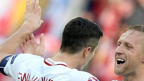 Lewandowski y Millik celebran el gol polaco ante Irlanda del Norte.