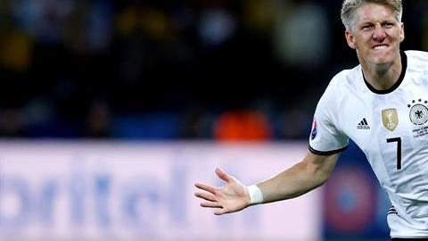 Bastian Schweinsteiger festeja el gol que dio la tranquilidad a Alemania.