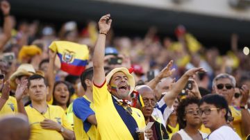 Aficionados ecuatorianos animan a su selección en el MetLife Stadium.