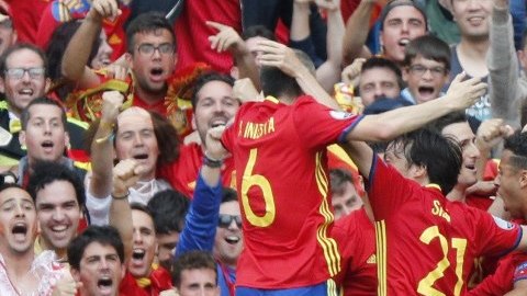 España salva su debut en la Euro 2016 casi en el último minuto.