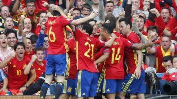 España salva su debut en la Euro 2016 casi en el último minuto.