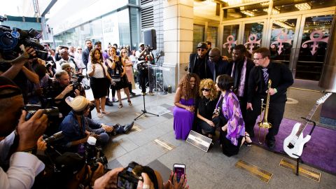 El lunes tuvo lugar la ceremonia donde se agregó al músico estadounidense Prince en el Paseo de la Fama del teatro Apollo.