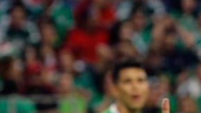 José Manuel Velázquez de Venezuela celebra después de anotar contra México.