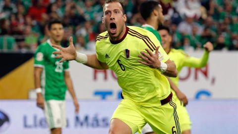 José Manuel Velázquez de Venezuela celebra después de anotar contra México.