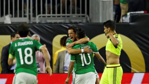 Chicharito festeja a Tecatito tras el golazo que consiguió Jesús Corona.