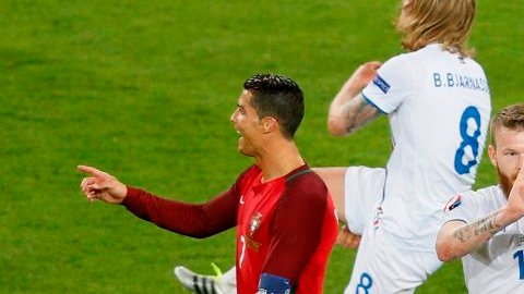 Cristiano Ronaldo y su frustración al no poder anotarle a Islandia.