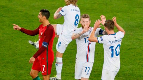 Cristiano Ronaldo y su frustración al no poder anotarle a Islandia.