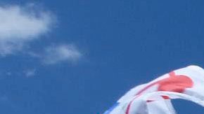 Timothy Peake (i) de Gran Bretaña, Yuri Malenchenko (c) de Rusia y Timothy Kopra (d) de EE.UU., rodeados por el personal de tierra,descansan un poco después de aterrizar en Kazajstán.