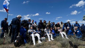Timothy Peake (i) de Gran Bretaña, Yuri Malenchenko (c) de Rusia y Timothy Kopra (d) de EE.UU., rodeados por el personal de tierra,descansan un poco después de aterrizar en Kazajstán.