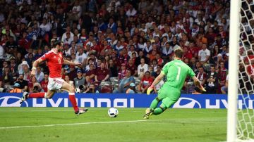 Gareth Bale define el tercer gol de Gales ante Rusia.