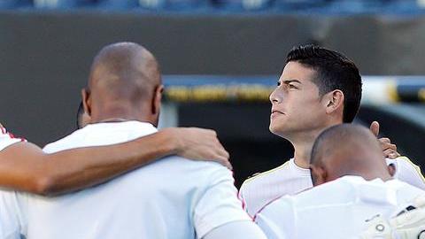 El jugador de la selección Colombia de fútbol, James Rodríguez, participa con sus compañeros en un reconocimiento de campo del estadio Soldier Field.