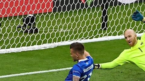 El gol histórico de Arnor Ingvi Traustason de Islandia en la Euro 2016.