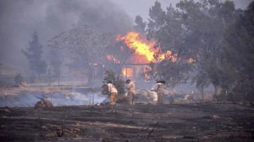 Más de 19,000 acres arden en llamas en el Valle Central de California.
