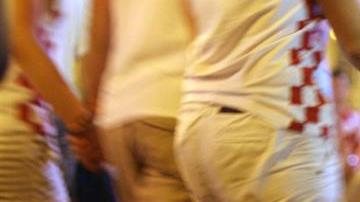 Aficionada de Croacia llora