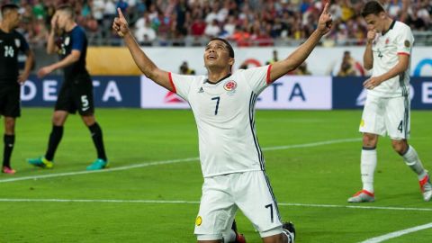 Carlos Bacca festeja el único gol del partido.