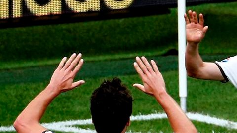 Julian Draxler festeja con Matt Hummels el triunfo alemán sobre Eslovaquia en la Euro 2016.