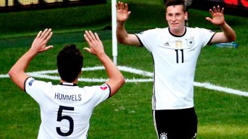 Julian Draxler festeja con Matt Hummels el triunfo alemán sobre Eslovaquia en la Euro 2016.