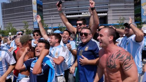 Aficionados argentinos alientan en las afueras del MetLife tadium.