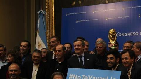 Los campeones le piden a su máxima figura que no abandone a la albiceleste.