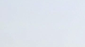 Un soldado iraquí inspecciona varios camiones de ISIS calcinados tras un fuerte enfrentamiento en el sudoeste de Faluya (Irak).