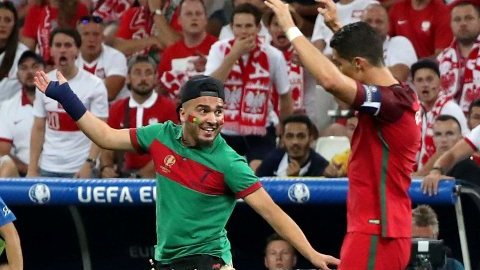 Cristiano eludió al espontáneo que lo quería abrazar en Marsella.