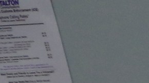 Un inmigrante utiliza un teléfono en el centro de detención de Adelanto, California. (Aurelia Ventura/La Opinion)