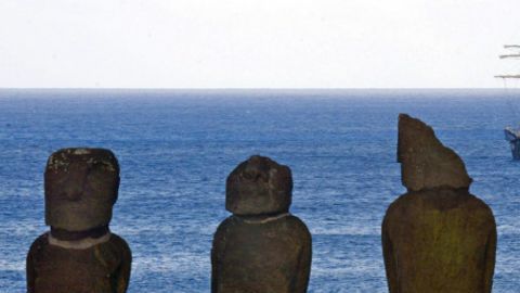 Advierten que los "moai" más cercanos al mar podrían caer por la erosión.