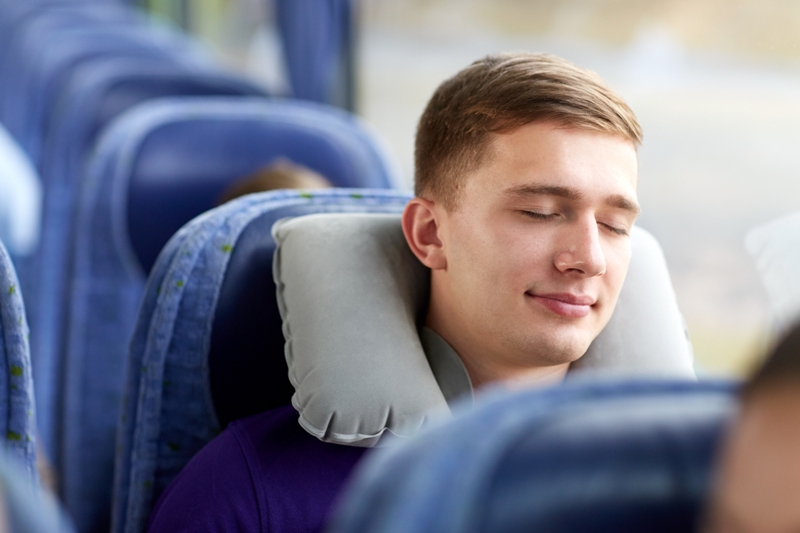El uso de las dos almohadillas plegables de los repozadores de cabeza de las sillas de los aviones, así como las almohadas que dan apoyo al cuello, previenen el dolor de espalda.