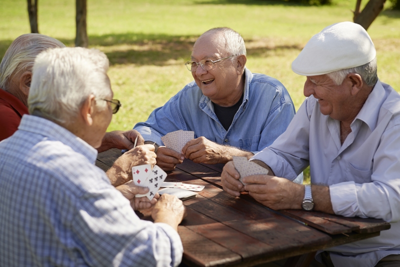 El buscar una nueva red de amigos al entrar en la etapa de la jubilación es importante para mantenerse activo y conectado socialmente.