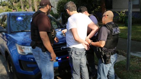 Agentes de ICE arrestan a un criminal buscado por Interpol durante la operación Project Red II.