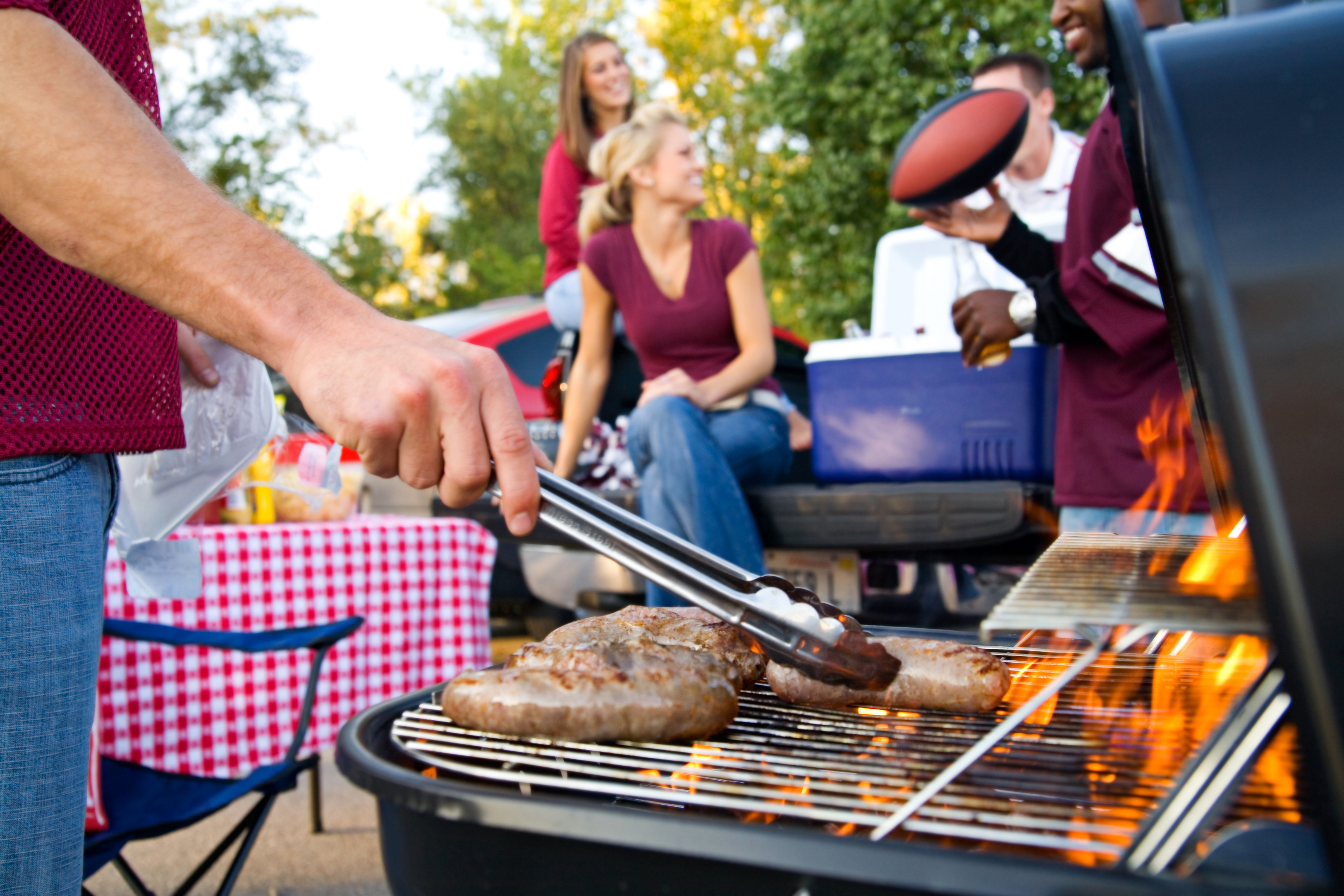 Американцы готовят. Гриль BBQ c80215990. Пикник (барбекю, гриль) кейтеринг. Шашлыки на природе. Барбекю на природе.