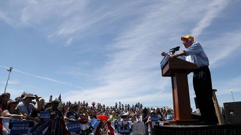 El precandidato Bernie Sanders realiza uno de sus mítines de campaña en Palo Alto, California este miércoles.