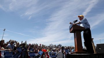El precandidato Bernie Sanders realiza uno de sus mítines de campaña en Palo Alto, California este miércoles.