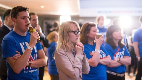 Varias personas miran los resultados del referéndum sobre la UE anunciadao en el Royal Festival Hall el 24 de junio, 2016, en Londres, Reino Unido.