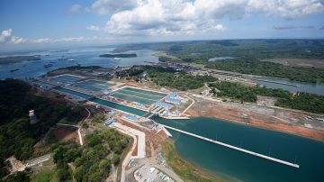 Vista aérea que muestra la nueva expansión del Canal de Panamá en el Esclusas de Gatún en Colón, Panamá.