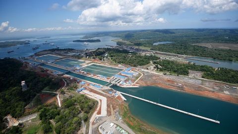 Vista aérea que muestra la nueva expansión del Canal de Panamá en el Esclusas de Gatún en Colón, Panamá.